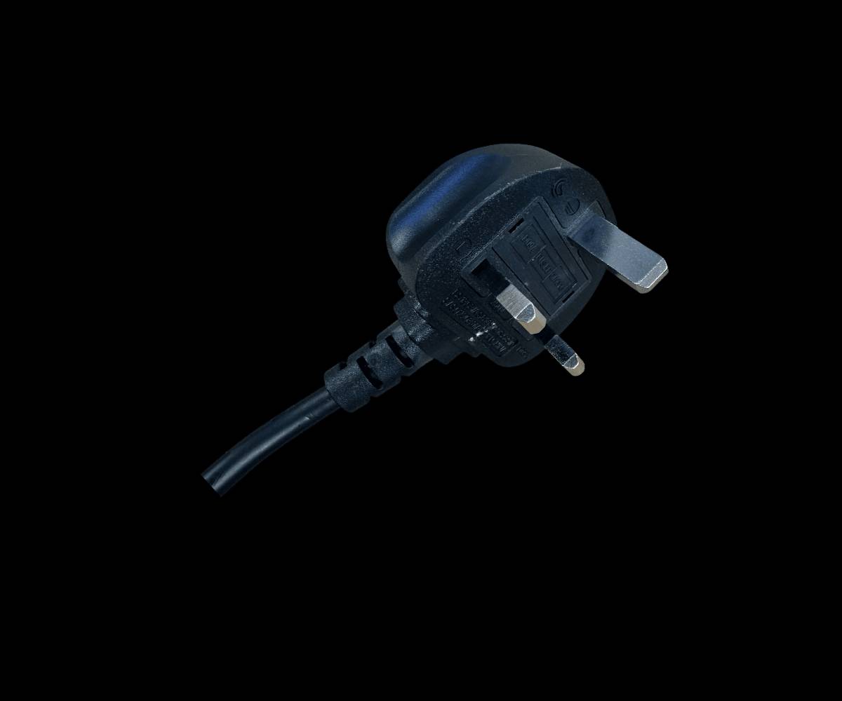 مكواة بخارية عمودية من ليبرونيك

الاستخدامات

كيّ الملابس بسرعة بدون الحاجة لطاولة كي.

إزالة التجاعيد من القمصان، الفساتين، البدلات، والعبايات.

مناسبة للأقمشة الحساسة مثل الحرير، الشيفون، الصوف والقطن.

تعقيم الملابس بالبخار والتخلص من الروائح غير المرغوبة.

مثالية للاستخدام المنزلي والاستخدام الخفيف في المحلات.

المميزات

قدرة كهربائية عالية 2000 واط لتسخين سريع وأداء قوي.

تدفق بخار قوي يصل إلى حوالي 30–35 غرامالدقيقة لإزالة التجاعيد بكفاءة.

درجة حرارة خروج البخار تصل إلى 98° مئوية.

خزان ماء بسعة 1.6 لتر يسمح بالاستخدام لفترة أطول دون إعادة تعبئة.

عمود تلسكوبي قابل للتعديل حتى 110 سم.

صوندة بخار مرنة بطول 125 سم لحرية حركة أكبر.

طول سلك الكهرباء 135 سم لسهولة الاستخدام.

رأس بخار واسع لتوزيع متساوٍ للبخار.

مفتاح تحكم بدرجات البخار حسب نوع القماش.

حامل ملابس مدمج لتعليق القطع أثناء الكي.

تصميم ثابت مع قاعدة قوية وآمنة.

يعمل على جهد 220–240V  50–60Hz.

ضمان لمدة سنة من تاريخ الشراء

محتويات الصندوق

جهاز المكواة البخارية العمودية (الوحدة الرئيسية مع خزان الماء).

عمود تلسكوبي قابل للتعديل.

حامل ملابس.

رأس بخار.

فرشاة للكي.

قفاز حماية من الحرارة.

دليل استخدام.

الملاحظات

يُفضل استخدام ماء نقي أو مفلتر للحفاظ على عمر الجهاز.

غير مخصص للكي الجاف التقليدي (يعتمد على البخار فقط).

يُنصح بإفراغ خزان الماء بعد الانتهاء من الاستخدام.

يُترك الجهاز ليبرد قبل التخزين.