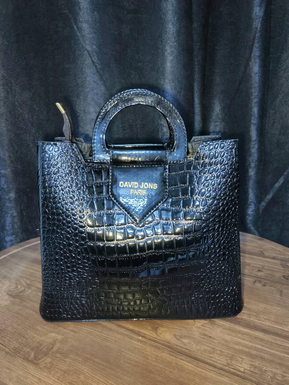 👜 حقيبة جلد روغان فخمة
خامة عالية الجودة ولمعة أنيقة
تصميم عصري يليق بكل الإطلالات
عملية ومناسبة للاستخدام اليومي والمناسبات
مريحة بالحمل وتدوم لفترة طويلة
السعر: 12,000 دينار
🚚 توصيل لكل محافظات العراق
للحجز والاستفسار الاتصال او المراسله على الواتساب او فيسبوك او انستقرام
chic Baghdad 