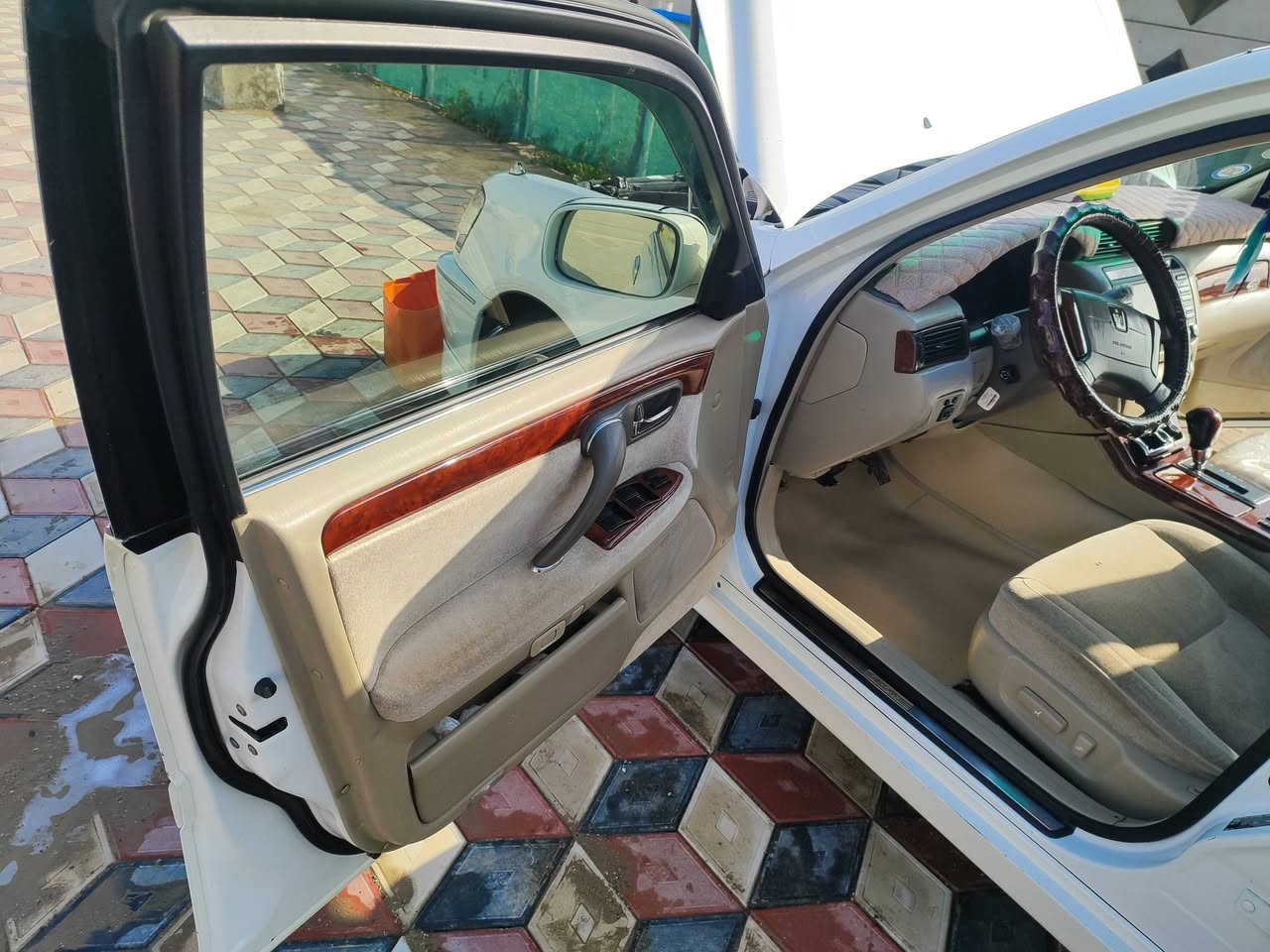 السلام عليكم 
للبيع ملكه موديل 2003 قرار 48شرط التحويل 
سنويه 28
مكفوله كص نقل جثه واصوليات 
موصفات 3دكم اصل كرستال 
مكينه ديفور الجبير 
تخم تاير ويل نجمه جديد 
كراسي كهرباء
برده خلفيه 
تبريد حداديه سياره جاهزه للاخير 
السعر 145وبيها ترهم مراوس 
العنوان بغداد بوابه العراق 
***********
