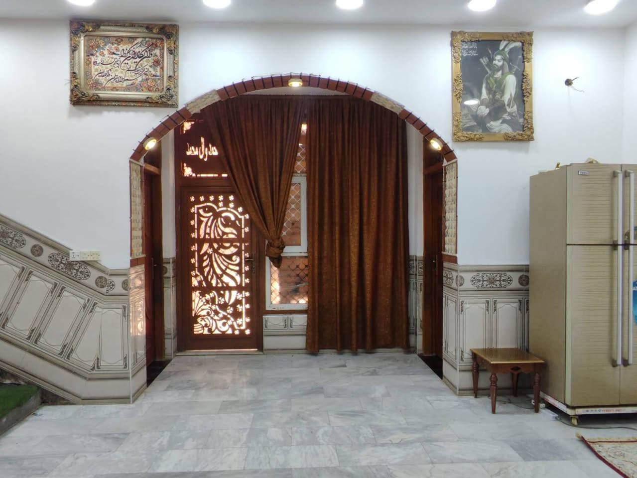 الدار للبيع موقع مميز مقابل شارعين وساحة
الموقع:  حي الوحدة الثانية
المساحة 300 م 
النزال 20 ولعرض 15  طابو صرف ما مطلوب
طابق واحد مسلح حديقة 5×5 
كراج سيارة كبير حمامات خارجيه وداخلية
مضيف 10×4 
مطبخ حار وبارد 5×5
صاله 10×5 
غرفتين 5.5×4 بين الغرف منور 3×3 وممر جانبي 

للاستفسار الاتصال على الرقم
***********
