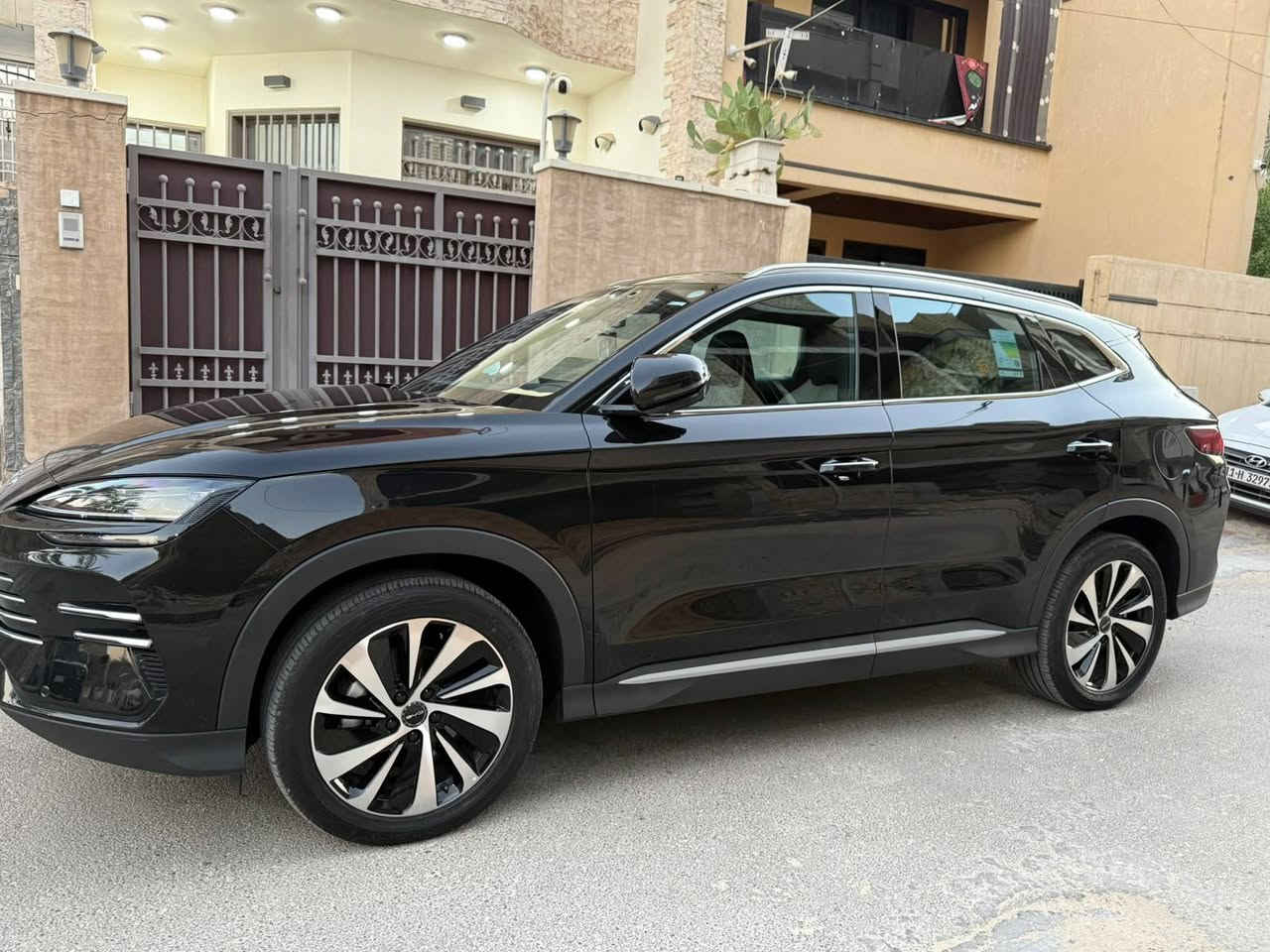 للبيع BYD Song Plus DM-i AWD فلاكشب بلس OPTION FULL موديل 2025 وارد خليجي أصلى وليس صينى وكالة Flagship Plus دفع رباعي AWD Plug-in DM-i 
المواصفات:
* محرك 1.5 تيربو ، محرك كهربائي أمامي وخلفي
٭قوة 330 حصان E-CVT sp *
*تسارع 100-0 خلال 5.9 ثانية
* شاشة كبيرة 15. ٳنج
٭ شاشةعدادات رقمية 12.9 ٳنج
٭ HUD عرض معلومات على الزجاج داتا شو
* كاميرات 360 عالية الدقة
* مقاعد كهربائية 8 وضعيات مع تبريد وتدفئة وذاكرة
* فتحة سقف بانوراما
* شاحن موبايل لاسلكي مزدوج
* إضاءة داخلية متعددة الألهان
*جنوط رياضية 19 إنج
*زجاج عازل للضوضاء
* نظام صوت انفنتي
" فتح وتشغيل بصمة
أنظمة الأمان والقيادة الذكية :(ADAS)
* مثبت سرعة راداري ذكي ٭ الحفاظ على المسار * تحذير الخروج عن المسار ٭ فرملة طوائ تلقائية ٭ مراقبة النقطة العمياء * حساسات أمامية وخلفية * قراءة الإشارات المرورية * مساعد الازدحام والقيادة شبه الذاتية
اقتصادىة حدا بالهقهد بطارية Blade الأصلية مع ضمان السيارة خليجي بمواصفات أعلى وتجهيزات أفضل من النسخ الصينية
بيها طخة بالصندوق موضحة بالصور على وضعها ما مصلحة لذلك سعرها مناسب
مكاني بغداد زيونة
بيع او مراوس بتويوتا عالي او تراك بغداد, العراق


**إذا كنت صاحب هذا الإعلان وتريد حذفه لأي سبب، رجاءا أرسل رسالة إلى الدعم الفني**
