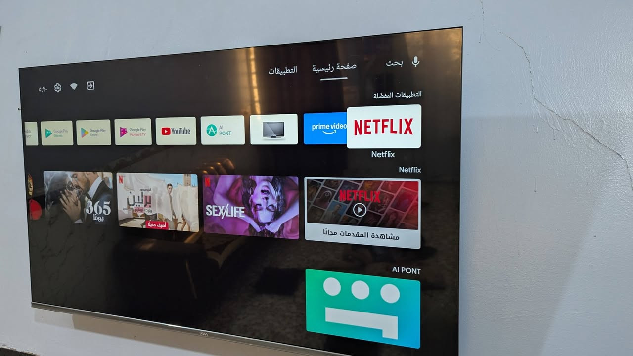 مواصفات شاشة UNEVA موديل 50Q-Class/MFT2S2O2:
المواصفات الأساسية:

الحجم: 50 بوصة.

الدقة: 4K UHD (3840 × 2160 بكسل).

نوع الشاشة: QLED مع إضاءة خلفية (Backlighting) وتصميم بدون إطار (Frameless).

نظام التشغيل: تعمل بنظام Android 11 الذكي. [1, 2, 3, 4]

الأداء والذاكرة:

المعالج: وحدة معالجة مركزية Cortex A53 رباعية النواة.

الذاكرة العشوائية (RAM): 1 جيجابايت.

ذاكرة التخزين: 8 جيجابايت. [1, 2, 3]

المنافذ والاتصال:

المنافذ: تحتوي عادةً على 3 مداخل HDMI ومدخلين USB.

الشبكة: تدعم الاتصال اللاسلكي Wi-Fi وبلوتوث مدمج.

المستقبل: تحتوي على رسيفر داخلي يدعم (DVB-T2/S2) للقنوات الأرضية والفضائية. [1, 2, 3]

الصوت والمميزات الإضافية:

الصوت: تدعم تقنية Dolby Audio لصوت محيطي.

التطبيقات: تدعم تشغيل تطبيقات مثل YouTube، Netflix، وShahid.

استهلاك الطاقة: 145 واط (كما هو موضح في ملصق الصورة المرفقة).

ميزات أخرى: دعم المساعد الصوتي Google Assistant وخاصية E-share لربط الهاتف بالشاشة. [1, 2] سعر350 مكاني بغداد وره سيطرت الشعب


**إذا كنت صاحب هذا الإعلان وتريد حذفه لأي سبب، رجاءا أرسل رسالة إلى الدعم الفني**