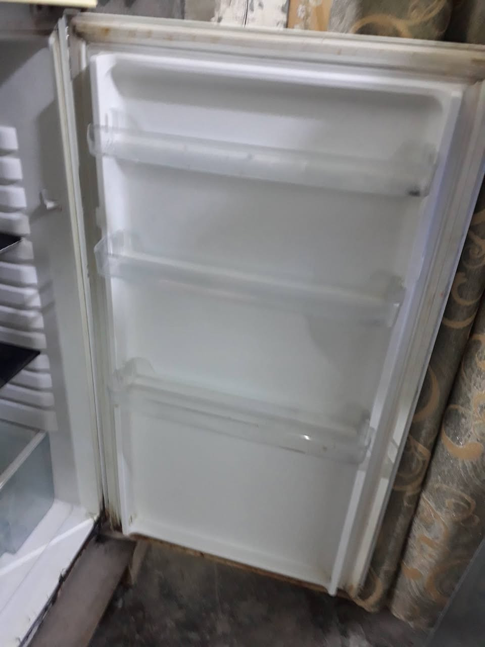 سلام عليكم ثلاجه للبيع نضيفه لفريز ثلج بس الجوه بروده قليله سعر 50 وبيه مجال مكان بلديات رقم ***********
