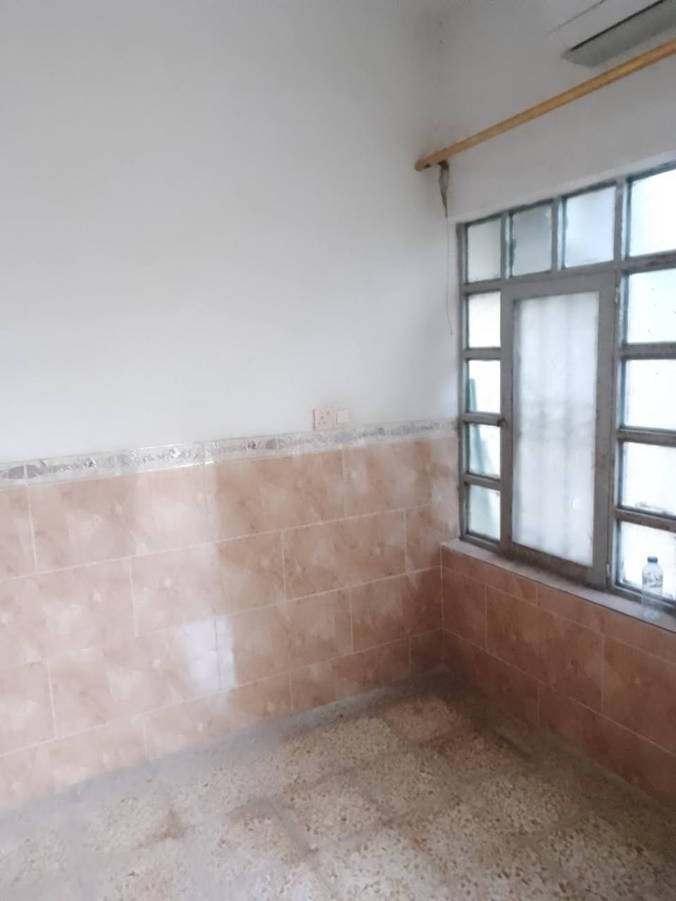 دار للبيع في حي سومر  قرب سايدين 112 المساحه 150متر سند طابو سكني قرار تمليك باسمي استقبال وهول و غرفتين نوم مشتملات سيراميك السعر التواصل على الرقم ***********
