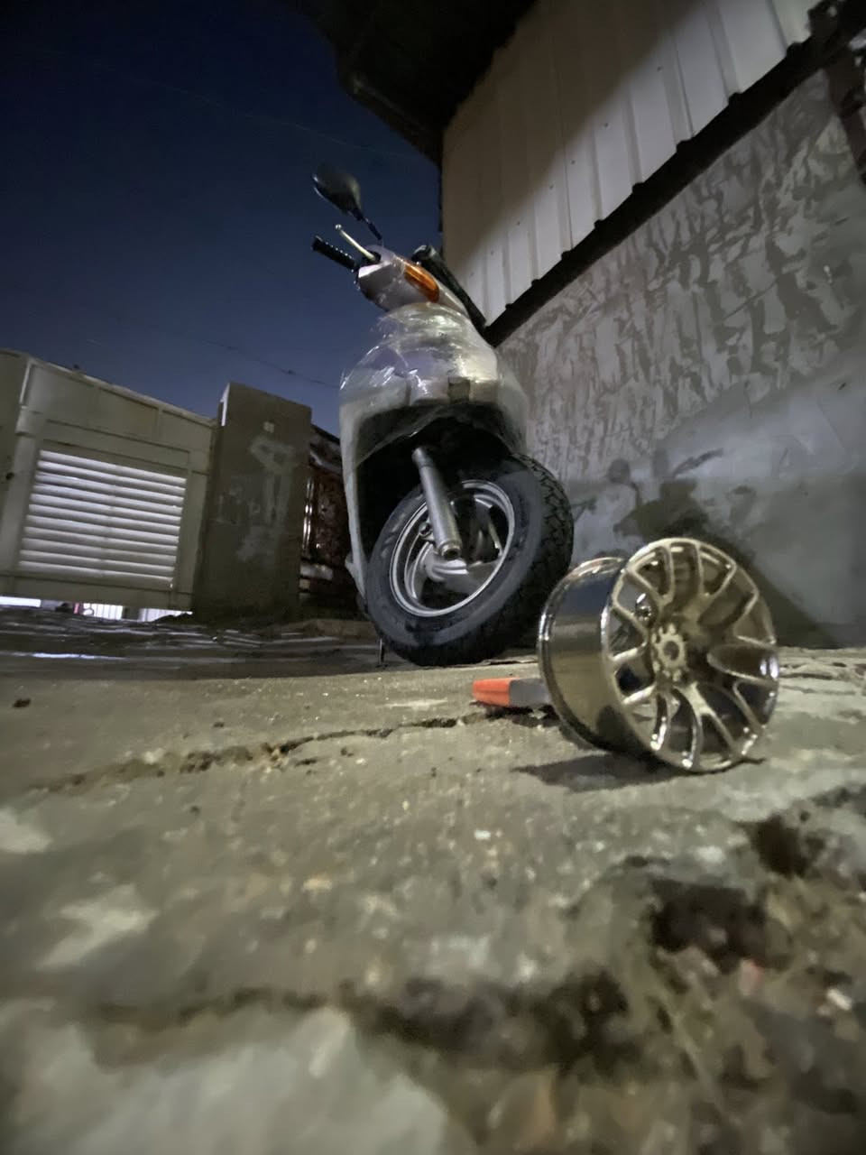 سلام عليكم دراجه بريز للبيع دراجه مابيه شي نضيفه سلف هندر شغال كلشي مابيه الدراجه السعر ٦٥٠ المكان بغداد الشعب الاستفسار عل رقم***********
