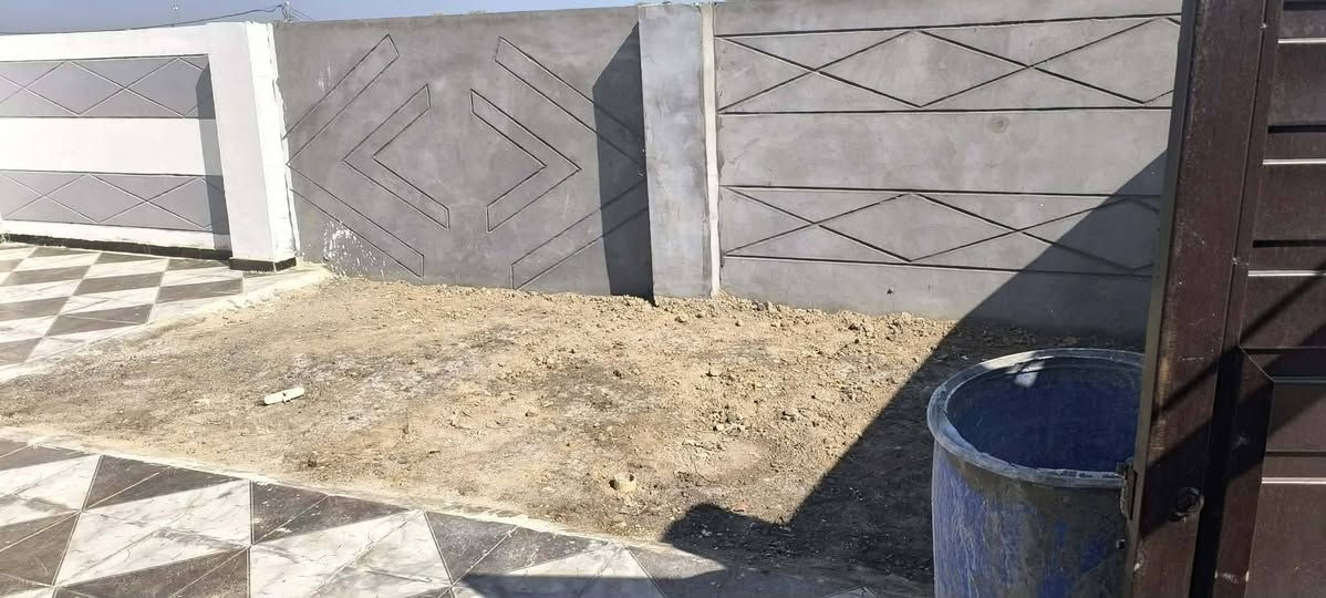 سلام عليكم بيت البيع حي المنصور جهت سكه القطار المساحه 200متر مداور ابسهم المشتري البيت متكون غرفتين صاله مطبخ صحيات مساحته كبيره بيت مكمل عله اخر حبايه السعر 35بي مجال لاستفسار عله رقم ***********بي واساب بدارت كرار ال بوش
