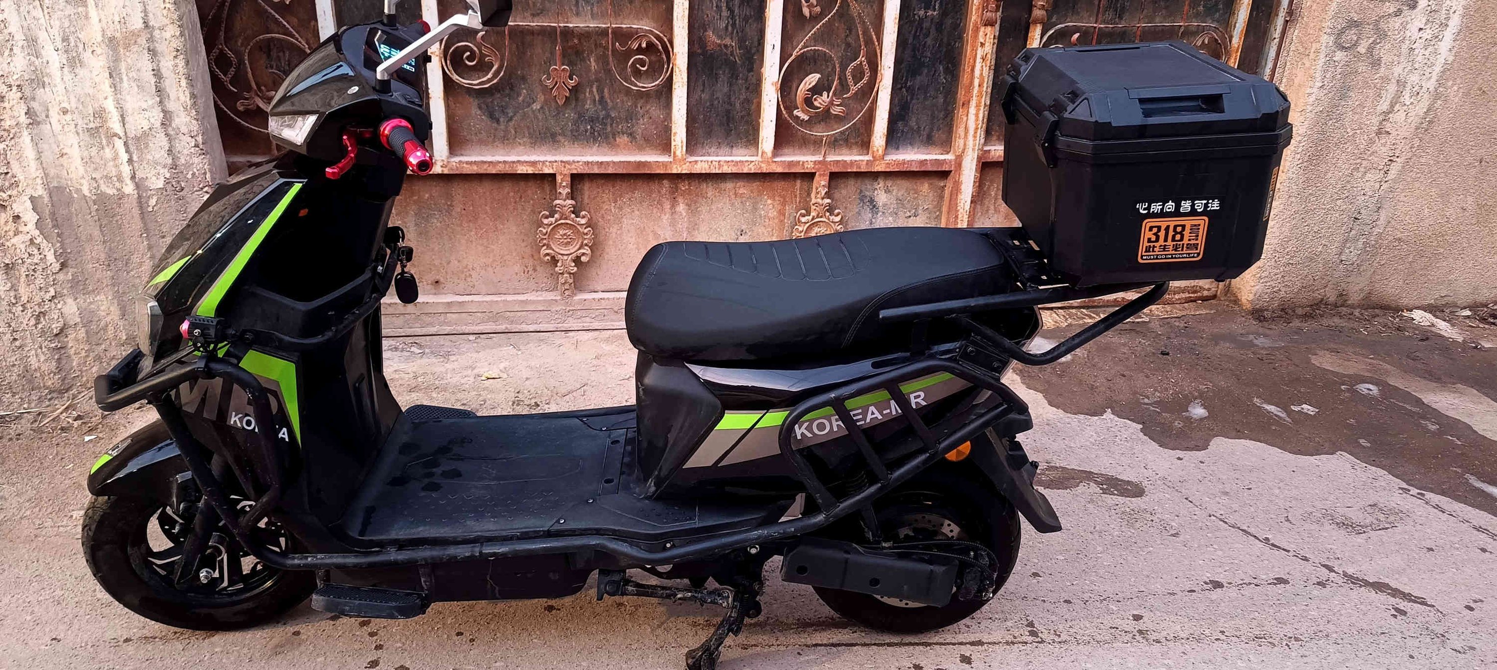 للدراجات:مواصفات عاليه
ملف2000
٦ باتري كبار ٣٦ امبير
سرعتها 80 حقيقي 
تقطع مسافه 40 كيلو الشحنه الوحده
تشغيل بصمه و بلوتوث و اناره لد و بريكات هايدروليك
و صندوك و خوذه هديه
سعرها 750 وبيه مجال للشراي
