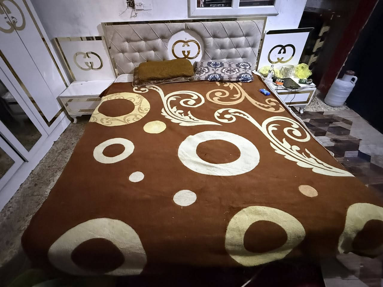 غرفه نوم ٥ قطع نضيفه بس الميز التواليت مكسور بس المرايه موجوده سعره ٣٠٠ ويه الدوشك بيع مستعجل مكاني كربلاه /***********
