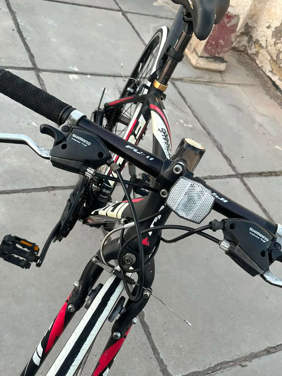 دراجه البيع من ماركه. فوجي غنيه عن تعريف🚵✔️
دراجه وضع خاويه غير مستخدمه بل عراق وكله بلاديه. 💯✅
هجينة (Hybrid / Flat-bar Road Bike) من إنتاج شركة Fuji (فوجي) الشهيرة. ✅💯

‎📋 المواصفات الكاملة (حسب المواصفات الشائعة لهذا الموديل):
* الهيكل (Frame): مصنوع بالكامل من الألومنيوم الخفيف والمتين (تقنية خفض الوزن A2-SL Custom Butted Alloy) لحمايتها من الصدأ وتوفير وزن ريشة أثناء القيادة والتحكم.
✅💯
‎الإطارات والعجلات (Wheels & Tires):
* عجلات قياس 28 إنش (المعروفة عالمياً بحجم 700c).
* الإطارات نحيفة مخصصة للمشي السريع على الأسفلت والطرق المعبدة، وتتميز هنا بـ خط جانبي أبيض يعطي الدراجة مظهراً رياضياً جذاباً. 

‎نظام ناقل الحركة (Drivetrain):
* نظام سرعات 8 خلفي × 3 أمامي (بإجمالي 24 سرعة) أحسب سنة الإصدار الدقيقة.
* المكونات والتحويلات من شركة Shimano (شيمانو) اليابانية لضمان سلاسة التنقل بين التروس. 

‎المكابح (Brakes): مكابح حذوة (Rim Brakes) ميكانيكية تقليدية، توفر استجابة جيدة ووزناً خفيفاً وسهولة تامة في الصيانة.[1]
‎المقود (Handlebar): مستقيم (Flat bar) يضمن وضعية جلوس مريحة للظهر والرقبة، ومناسب جداً للمسافات الطويلة أو المشاوير اليومية داخل المدينة
السعر. 235مجال بسيط. 
يوجد توصيل جميع محافظات. عراق. 🚚🚵
***********☎️
