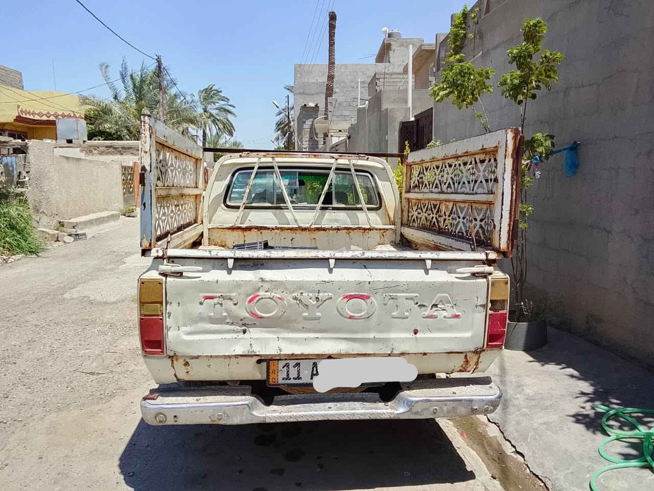 السلام عليكم ورحمة الله وبركاته
سيارة بيكم تيوتة دبل قمار 
موديل 80
رقم انكليزي بغداد 
سعر 30 و بيها مجال للطيبين 
العنوان ديالى بعقوبة قرية دليمات 
الرقم ***********
