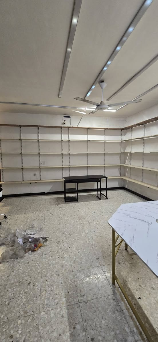 السلام عليكم / للبيع رفوف محل 
/ ٣٠ طبقة / ابعاد الرف ٢٤٠ ×٣٠سم 
مع ٥قطع احجام صغيرة هدية / مكاني بغداد الزعفرانية 
للتواصل على الرقم ***********
