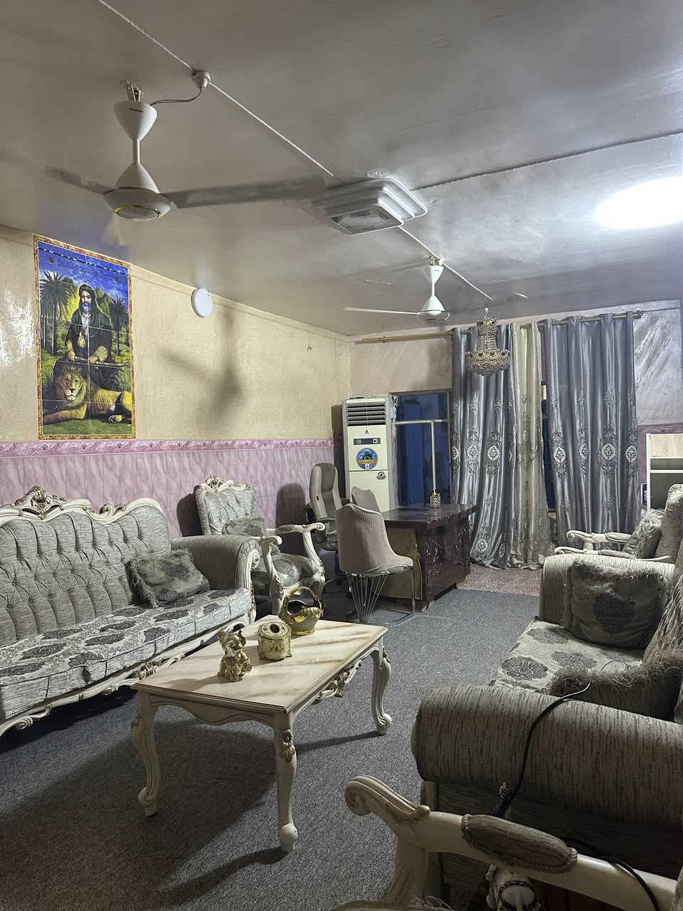 بيت للبيع 

المساحة : 200 م 
الواجهة : 10 
النزال : 20 

العنوان : الجمعية قرب جامع طالب شيال 

طابقين  الطابق الاول يحتوي على - كراج - حمام داخلي وخارجي وصحيات - غرفه - استقبال - ومطبخ - وصاله كبيره 

الطابق الثاني يحتوي على صاله - وغرفتين 

وسطحين 

للتواصل والاستفسار : ***********
او خاص
