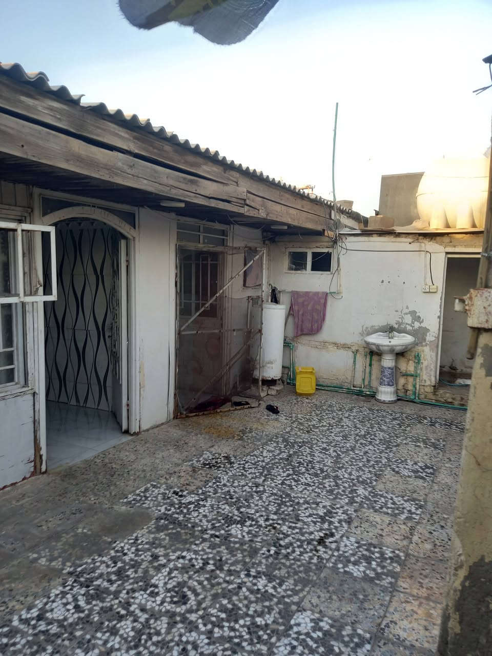 السلام عليكم دار للبيع المكان بغداد الرشاد قريب على فلكه حجي مهدي الكناني  ١٧٠ متر واقع حال مكاتبه فقط  يتكون من استقبال  وغرفه ومطبخ  وصاله  وخدمات  وبي  مجال بعد وره البيت  شراي تفضل خاص وهاذا رقمي بي واتساب ***********

