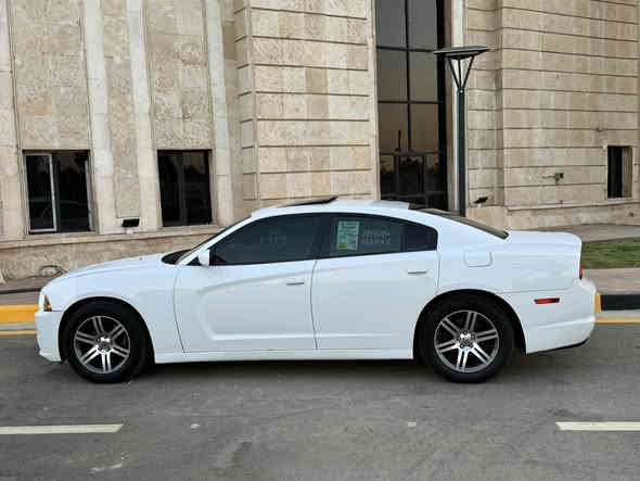 سلام عليكم دوج جارجر 2014ابيض خليجي فول مواصفات 
فتحه سقف 
غرفه جلد احمر 
شفتات ستيرن
كير ماوس 
شاشه جبيره 
هواي بيهه موصفات معروف الخليجي

سياره جديده صار شهر من امبدل كير ومكينه وعربانه خلفيه وضفيره مال 17سياره مصروف عليهه تخم تاير جديد 
ويل خليجي سياره ما يحتاج ألهه ربع 
رقم جديد دولي بسمي بغداد 
سياره بيها جاملغ وبنيد مبدلات نفس ألون جاملغ خلفي مصبوغ نصه 
العنوان بغداد الشعب  

ما متواجد ع فيس 
رقمي ***********
