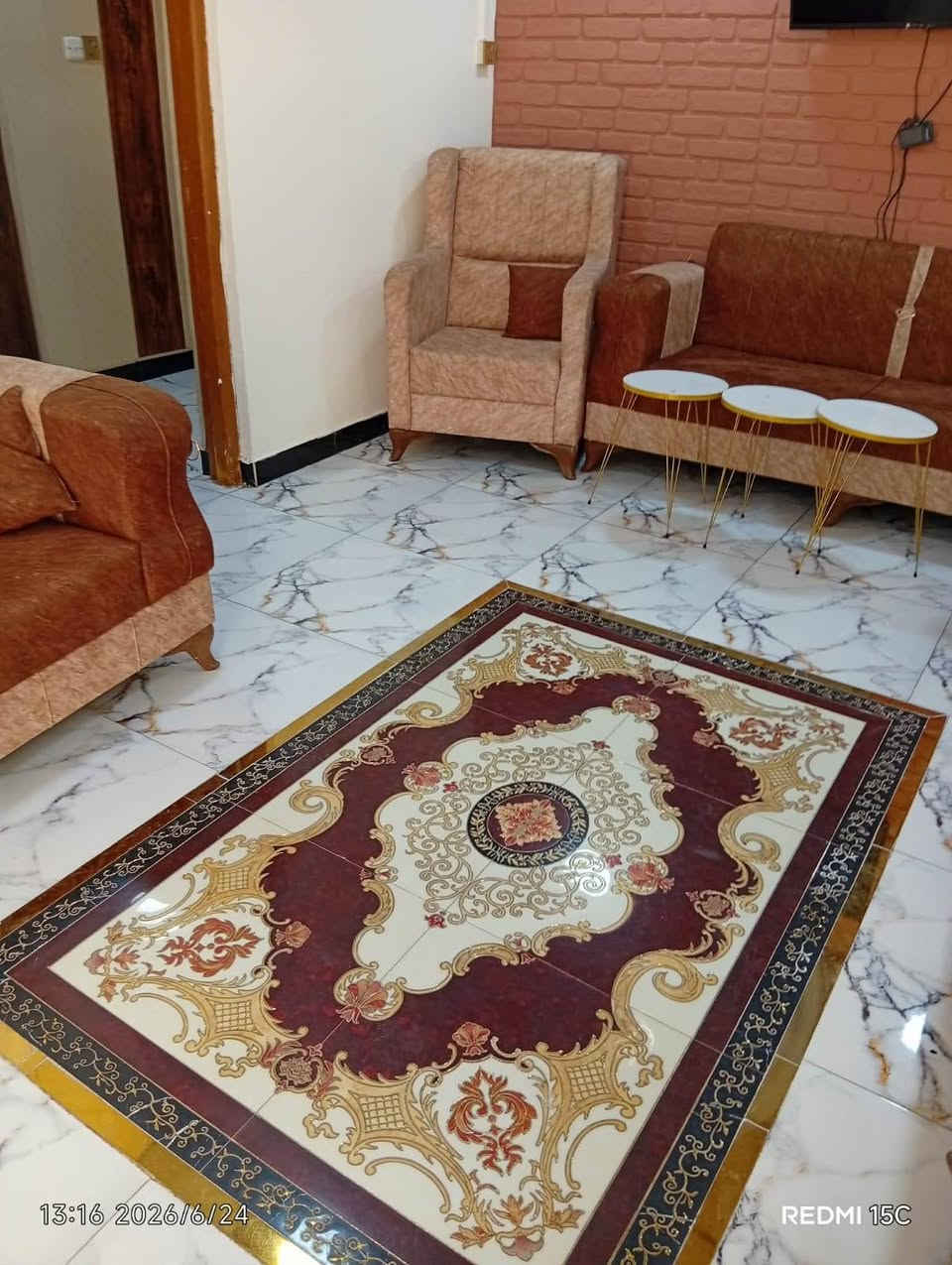 _دار للأيجار مساحه 150 متر، حي الأمام ع شارع

_الدار طابق واحد يحتوي على: 
غرفه نوم + استقبال + هول + مطبخ +مجمع صحيات 

_علماً ان الدار مؤثث بل كامل 

_للأستفسار مراجعه مكتب القبه الذهبيه أو الأتصال على الأرقام التاليه: 
***********
***********
***********
