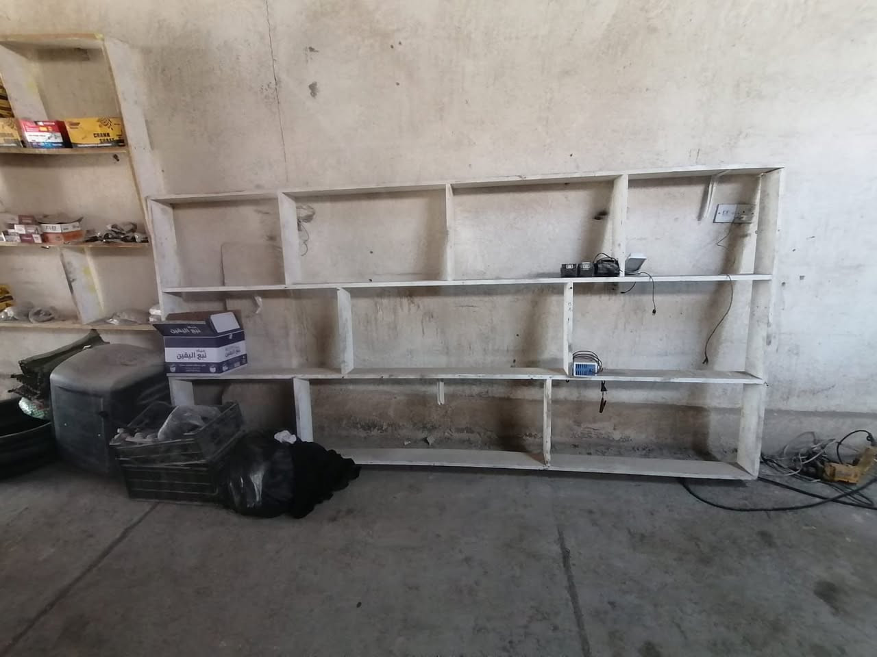 السلام عليكم رفوف للبيع ٢٥٠ وبيهن مجال مكاني كربلاء بل حر ***********
