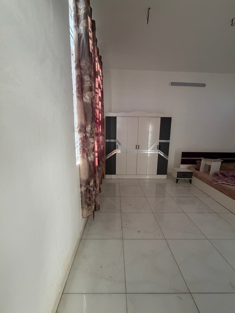 بيت في موقع هادئ ومميز مع مساحة خارجية واسعة تصلح كمكان ترفيهي أو حديقة. يتوفر فيه جلسة خارجية مشمسة مثالية لأوقات الاسترخاء، مع بنية pergola خشبية تضيف جمالية للمكان. الدار يحتوي على غرفة كبيرة, أرضية مبلطة بشكل جيد، ومجهز بجهاز تلفزيون. تصميم عصرى يوفر مساحة مريحة وواسعة للعيش.