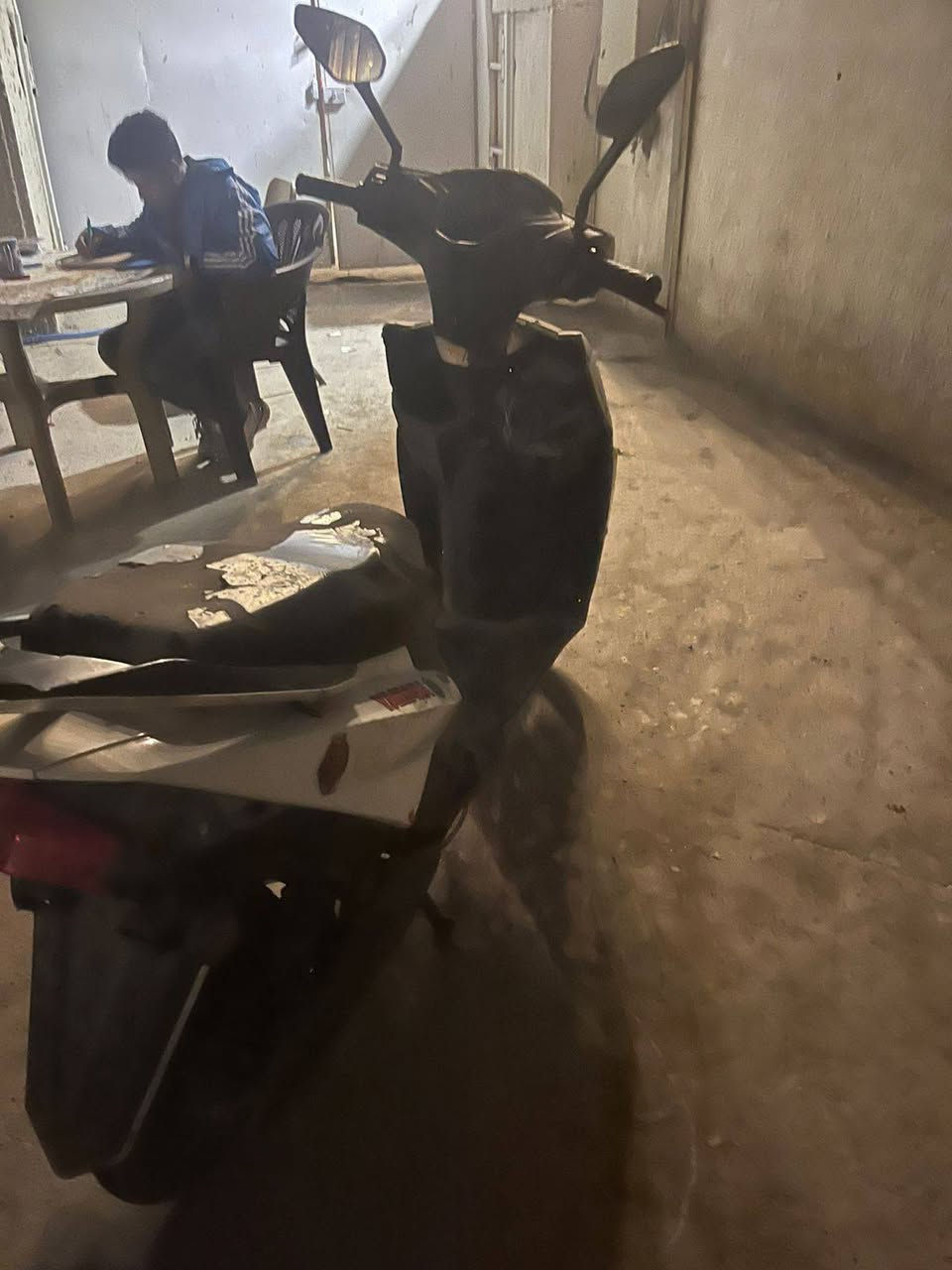 سكنس نثيه شحن للبيع كلشي مابيها بطاريات صارت 3اشهر من امبدلهن رايدها 250 وبيها مجال اشارات وكهربائيات كل شي جاهر نواقص ناعمه بيها وشاحنه وياها  اتصل على الرثم ودلل***********
