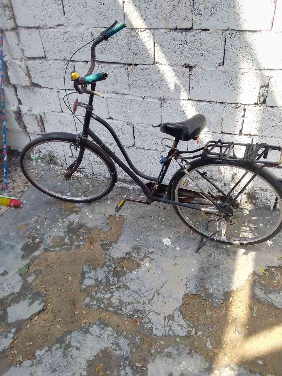 بسكل نضيف جداا وتايرات جددتعال وشوف بعينك بس بي بنجر بل تيرو ه لان ماكو بسكلجي يمي عيني سعر ١٢٥وبي مجال عنواني مقابل كراج البياع ***********
