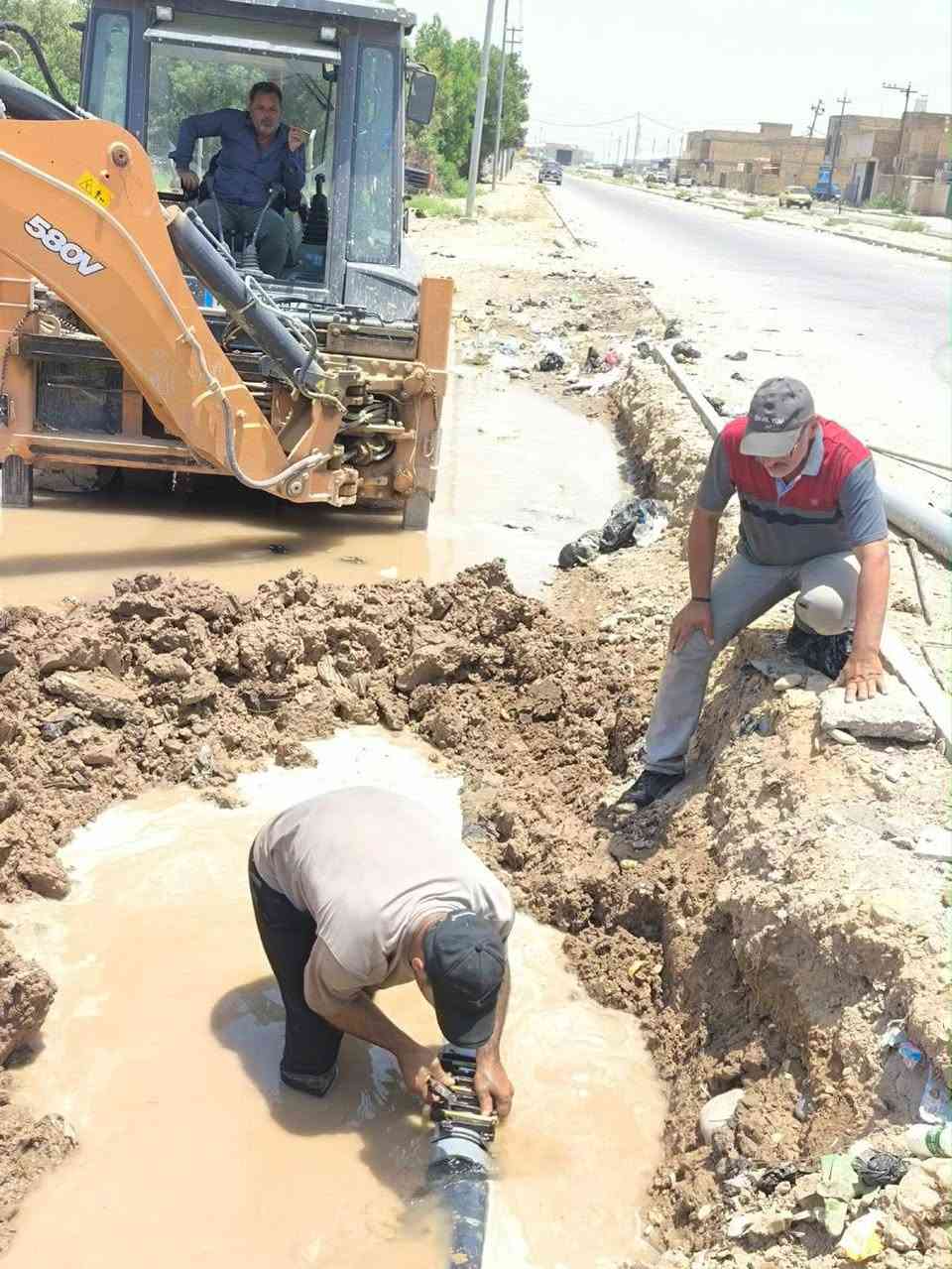 #هدفنا_خدمتكم 

حسب توجيهات السيد مسؤول مركز تشغيل وجباية ماء حي الجهاد المهندس  " حامد كريم علي " تواصل كوادر صيانة الشبكات التابعة لمركز ماء حي الجهاد معالجتها لجميع المناشدات والشكاوى التي تردها عبر الخطوط الساخنة بما يسهم بالحفاظ على شبكة الخطوط الناقلة وتحسين كفاءتها بما يضمن وصول الماء إلى المواطنين بشكل منتظم ومستمر. حيث تضمنت الأعمال التالية : 

✅ صيانة انبوب 6 انج في منطقة حي الحوراء خلف محطة الوادي 
✅ صيانة انبوب 2 انج في مجمع الشهيدة اسراء السكني   

الخط الساخن ***********

                                      مركز تشغيل وجباية ماء حي الجهاد 
                                                 وحدة الإعلام
