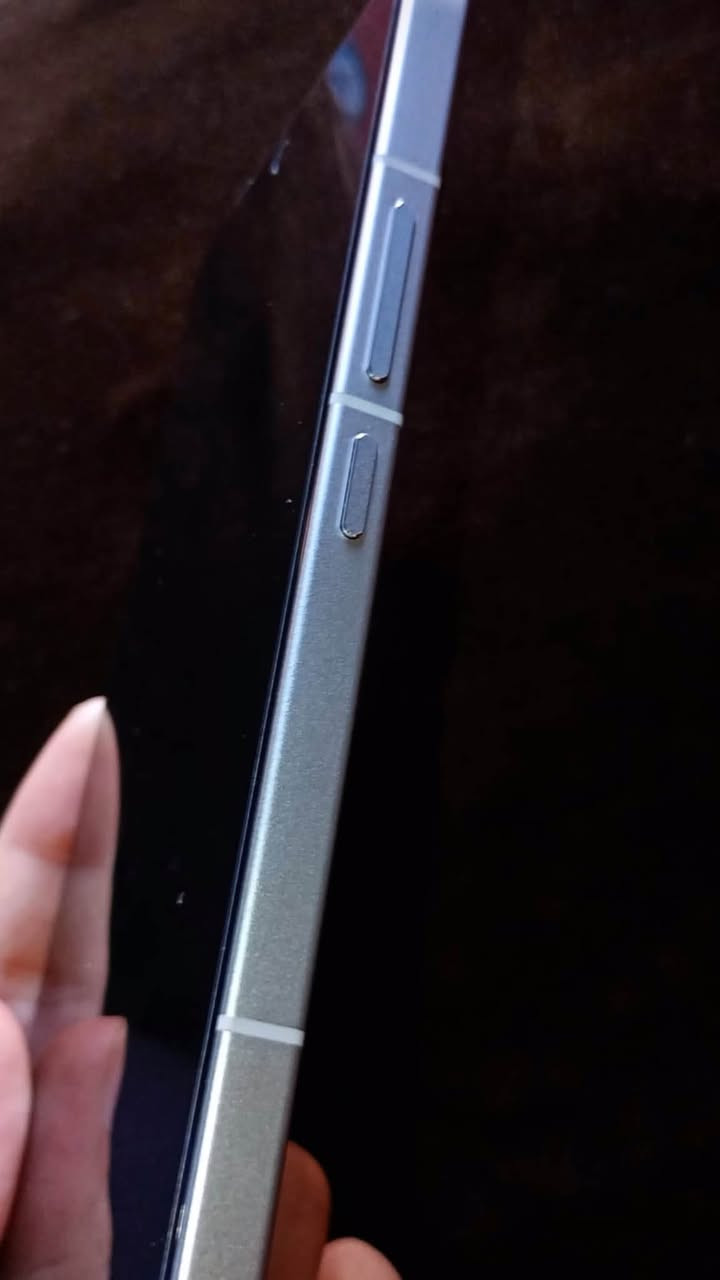 المعالج: Snapdragon 8 Gen 3 (أقوى معالج للألعاب والأداء الثقيل)
الشاشة: AMOLED بدقة 2K وتردد 120Hz (ألوان خيالية وسلاسة تامة)
البطارية: 6000 مللي أمبير تدوم طويلاً، صحة البطارية (نسبة عمر البطارية) 98%، مع شاحن سريع 90 واط.
المساحة والرام: 512 جيجابايت تخزين مع 12 جيجا رام
النظافة: الجهاز نظيف 
الملحقات: الكرتون والشاحن الأصلي كامل الملحقات متوفرة مع الجهاز
حالة التصليح: الجهاز ما مفتوح ولا مصلح نهائياً
💵 السعر: 700 ألف وبيه مجال بسيط/ التواصل وتساب***********
