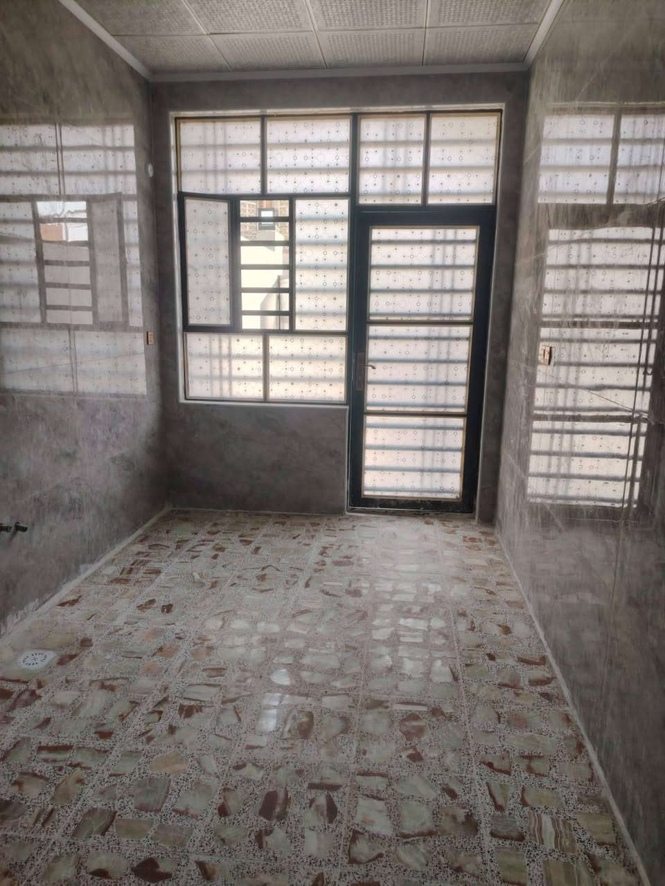 دار حي مكرمه منطقت ٧٠٠٠ خللف جامع ابو فظل عباس ع مساحه ١٣٣ مكون من ٤ نوم صاله ٢ واستقبال ومطبخ صحيات ٣ تصال رقم *********** ابو حسين
