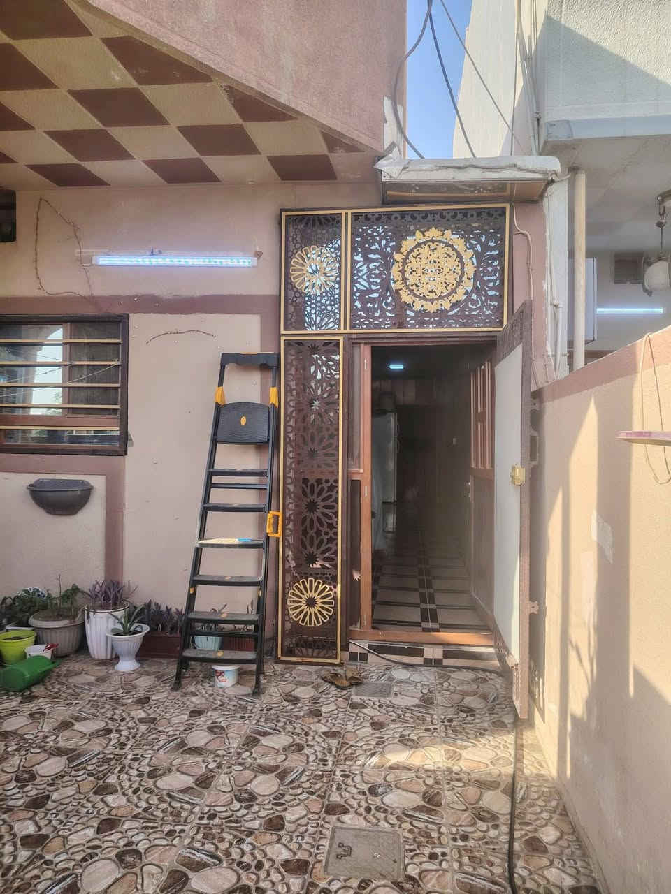 دار للبيع طابو صرف شرط التحويل
مساحه الدار (156متر) (6.25 *25 متر) على حديقة
كركوك حي العسكري قرب جامع الشافعي
الدار طابق واحد يحتوي على غرفة نوم عدد ٢ و استقبال و مطبخ و صحيات داخلي و خارجي و درج داخلي و بيتونه مع حوش
دار نظيف مرتب منطقه راقيه فول خدمات و هادئه
السعر علق بكلمه تم يجيك السعر على الخاص 
للاستفسار الاتصال على ***********
او زيارة مكتب قصر الصيادة للعقار حي العسكري قرب جامع صالح بهاءالدين بصف المستوصف
