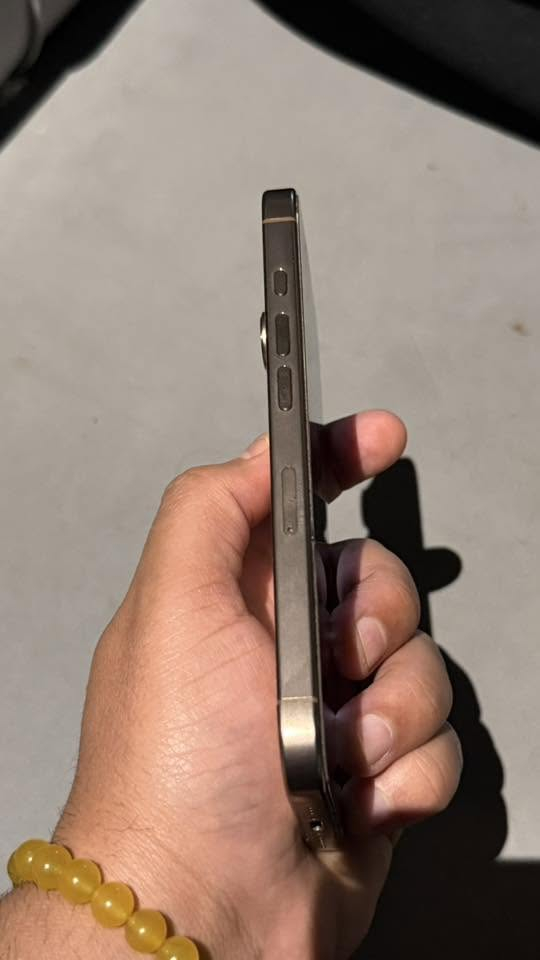 16 pro 
256GB
91%🔋
الجهاز نظيف 100‎%‎ الصاصي شخط مابيه 
بيه فقط هاي النقاط بلشاشه وطلعت بسبب الشحن يعني مو ضربه 
مليون قفل مكاني حله مركز 
*********** واتساب
