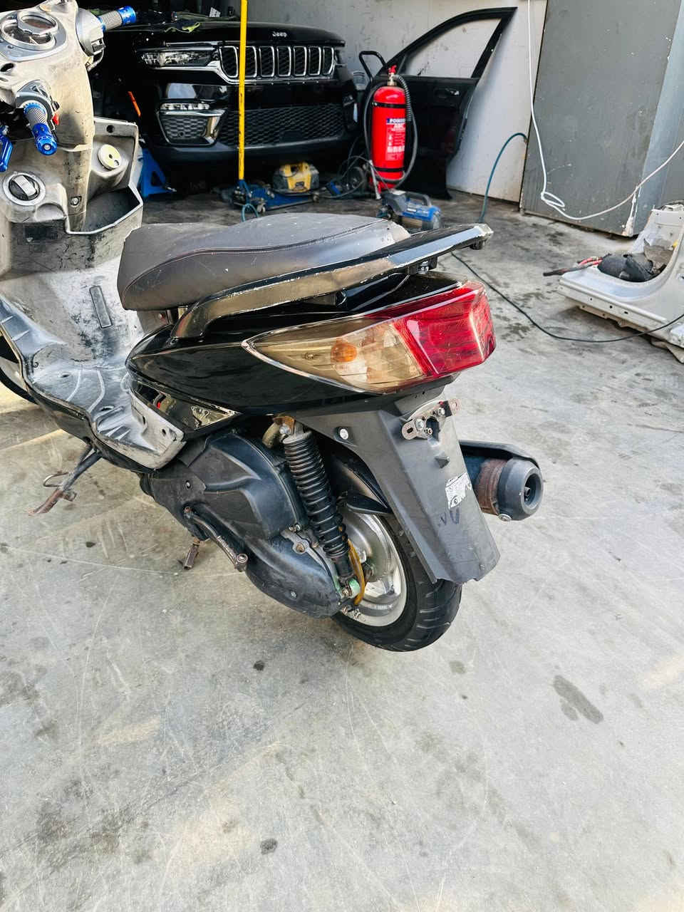 السلام عليكم شباب دراجة سكنس فحل للبيع دراجه جديده احله من الصوره كامله مكمله برغي نقص مابيه الدراجه بلاديه 
السعر 900 وبيه مجال 
***********
