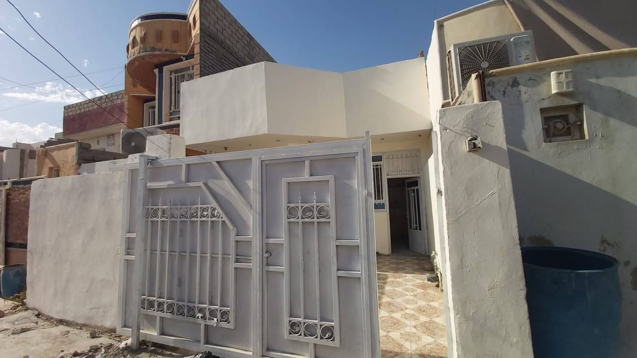 السلام عليكم
مكلف بالنشر بيت للايجار 

ديوانيه + صاله + غرفتين نوم + مطبخ + مناور ٢ + صحيات داخليه + صحيات خارجيه 
الارضيه سيراميك 

الجبيرية الثالثة خلف جامع الشكور 
للاستفسار ***********
