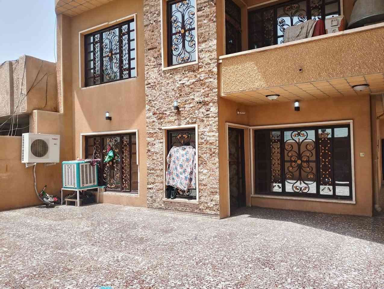 مستعجل على بيعيته طابو صرف
بيت للبيع – مساحة 200

🔹 المساحة: 200 متر

🔹 النزال:20 متر

🔹 الواجهة: 10متر

🔹 البيت نسبة نضافه 90% صب كونكريت

تفاصيل الطابق الأرضي:

استقبال ديوانية كبيرة جدا 

مع غرفة .مع استقبال وخدمات صحية وخارجية بلطارمة..الطارمة مساحة كبيرة تصلح مشتمل صغير 

تفاصيل الطابق الثاني:

4غرف نوم مع خدمات صحية..العنوان الامين الثانية قرب مدرسة الفارس مربع المسيح ..
للاستفسار ***********وقت الاتصال من الساعه التاسعه صباحا الى الساعه العاشرة مساء
