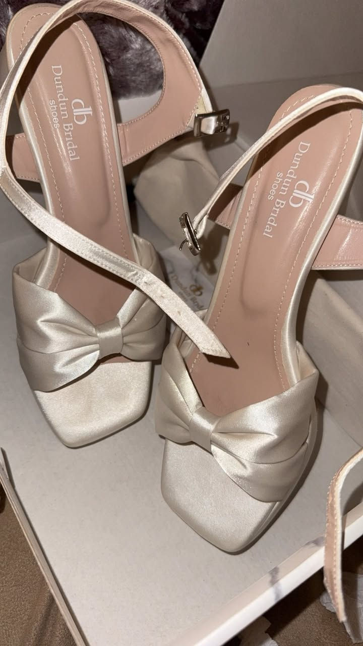 قياس ٣٨ للعرايس والخطوبات اليوم اخذته من فيروزة 
dundun bridal بالمنصور بناية منير مالابسته وطلع صغير عليه 
سعر ٧٥


**إذا كنت صاحب هذا الإعلان وتريد حذفه لأي سبب، رجاءا أرسل رسالة إلى الدعم الفني**