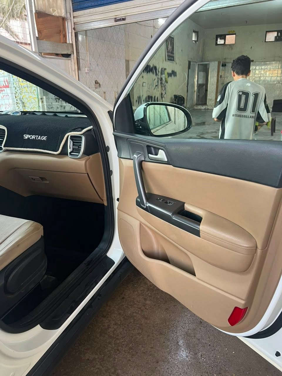 سلام عليكم سبورتج خليج مديل 2019 السيارةمال بيت ماشيه 80 كير محرك تبريد كشر كفاله عامة بالبنيد بيها شخط وبالصندوك الخلفي رصعه بسيطه جدا السعر 190 وبيها مجال السيارة شركة ‏الدولية ￼ مكانها بغداد الشغب رقم للتلفون *********** ￼
