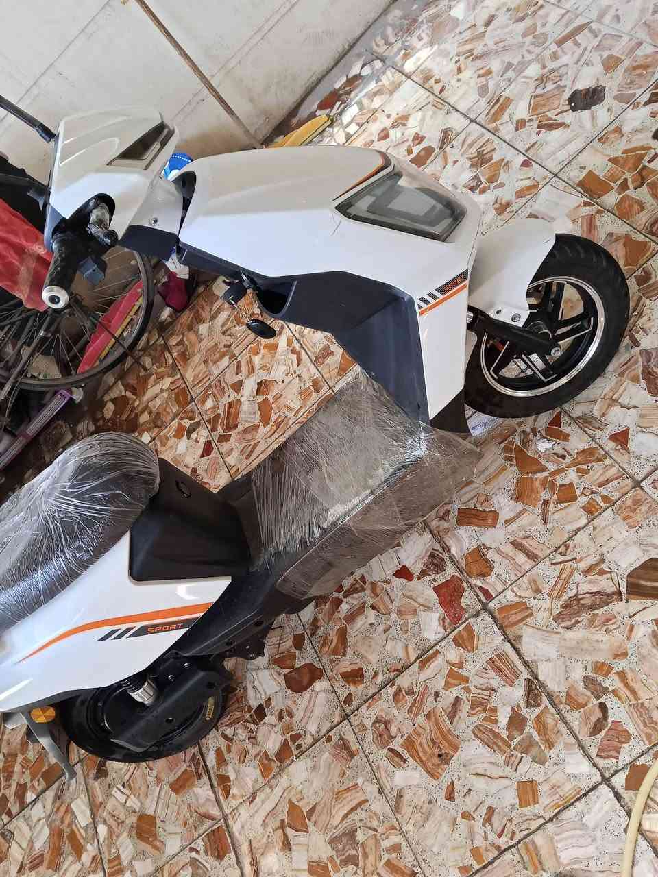 السلام عليكم
دراجه سكنس شحن للبيع 

ملف 2000

بطاريات عدد 6 

32 امبير 

مساحه تخزين كبيره 

بيها رجوع للخلف R

تحديد اعطال 

بريكات هيدروليك

لافتات زنون عالي وناصي 

اشاير يمنه ويسره 

ثلاث سرع 

سرعه 70 حقيقي 

الرقم *********** بي واتساب 

السعر 650وبيها مجال الطيبين 

مكاني بغداد شهداء البياع
