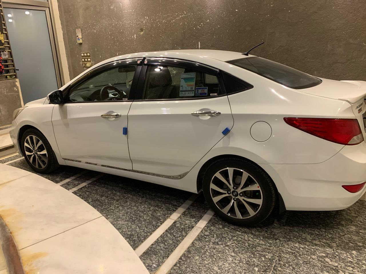 سلام عليكم 
هيونداي اكسنت موديل 2016
سيارة جديده كامله من كل شي ما بيع اي نقص 
تخم تاير جديد 
حداديه + تبريد كله كامل 
السعر 115$ وبيه مجال 
العنوان ناصرية 
رقم الهاتف ***********
