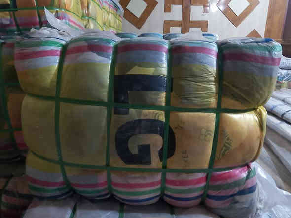 السلام عليكم السعر فقط ١٠٠ الف دينار باله ملابس اطفال وزن ١٠٠   كليو يعني دبل اتلبس من عمر يوم الى حد عمر ٨  سنوات مشكل الملابس  كميه قليله فقط عشر بالات الموقه قريه شكرا ***********
