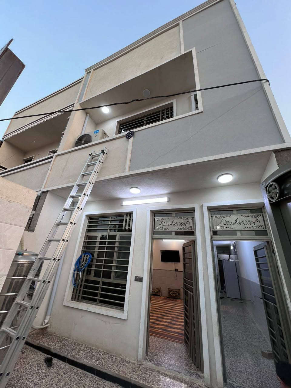 السلام عليكم ورحمة الله وبركاته 🌹

🔥 فرصة مميزة للبيع – بيت مرتب وموقع ممتاز

📍 الموقع: بغداد – منطقة الانتصار

📍 مقابل مستشفى حماد شهاب

شارع ابو عمار الشريفي 

📍 قريب جداً من الشارع العام والخدمات

🏡 التفاصيل:
▪️ المساحة: 100متر
▪️ يحتوي على 2 غرف نوم
▪️ منطقة هادئة ومناسبة للعائلة
▪️ قريب من الأسواق والمدارس والخدمات
▪️ موقع ممتاز وسهل الوصول

📞 للاستفسار والمشاهدة:
***********

مع الشكر 🌹
ثامر حسين للعقار
