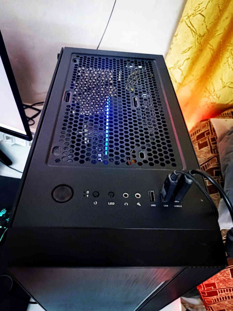 بي سي للبيع المواصفات
H310 
مبرد ستوك tgb
 intel cor i5  9400f
nvidia 1660 ti 6 gb
1tb hd + 128 ssd 
Psu 650 watt
Ram 16 gb  
مع ماوس وكيبورد كلش جديد ونضيف وجوستك اكبوكس 360 وسماعة  
السعر 475 الف وبي مجال بسيط مكاني كركوك 
واتس 
***********
