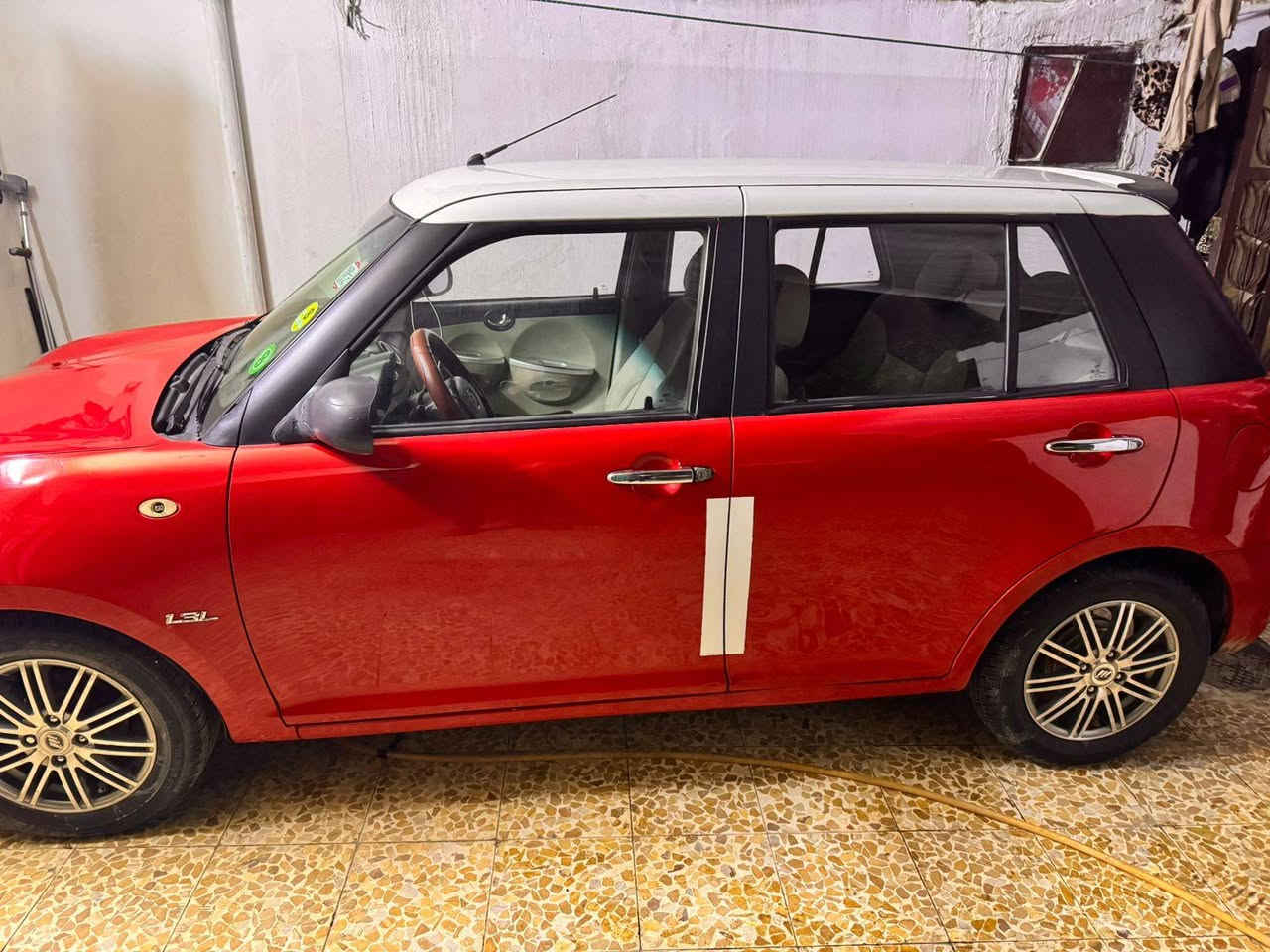 السلام عليكم ليڨان مديل 2013رقم بغداد هزه جديده 
صاحبها الشرعي بل موصل شرط التحويل كربون بيها
سياره بوضع الشركه كلين فقط مبدل بونيد بدون دواخل 
سعر 48(وبيها مجال للطيبين (***********(***********
