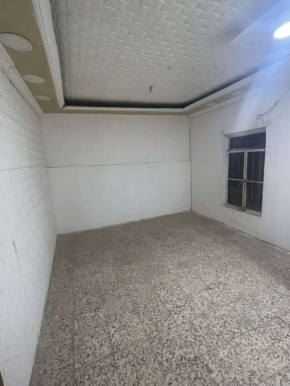 شقه  للإيجار بدور الضباط  مطلوب
عائله صغيره اكثر شيء  ٥ نفرات غرفه وصاله 
واستقبال ومطبخ وصحيات وطارمه
 الايجار 450 الف شامل الكهرباء والماء 
للاستفسار : ( *********** )
