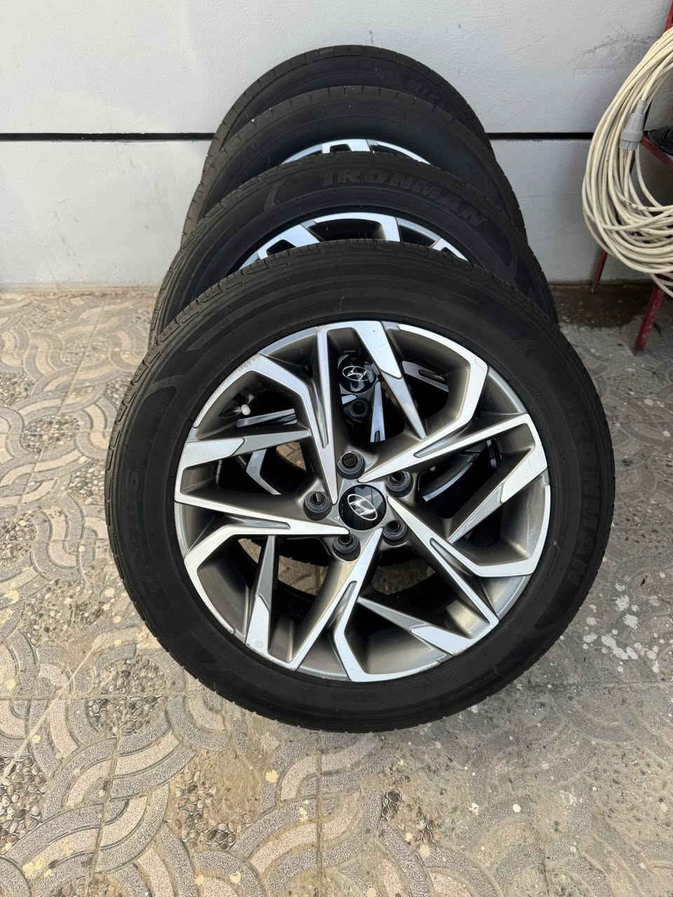 سلام عليكم تخم ويل كب سوناتا 23يرهم على جميع السيارات بلادي مو تجاري ويا تخم تاير نضيف الحجم 17/55/215 السعر 400وبيهن مجال ***********
