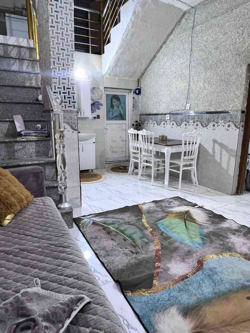 دار للبيع حي الحريه الاولى قرب فلكة الزيتون مجاور بيت ابو ناجي التميمي المساحه 150طابق ونص وجه على ساحه ***********
