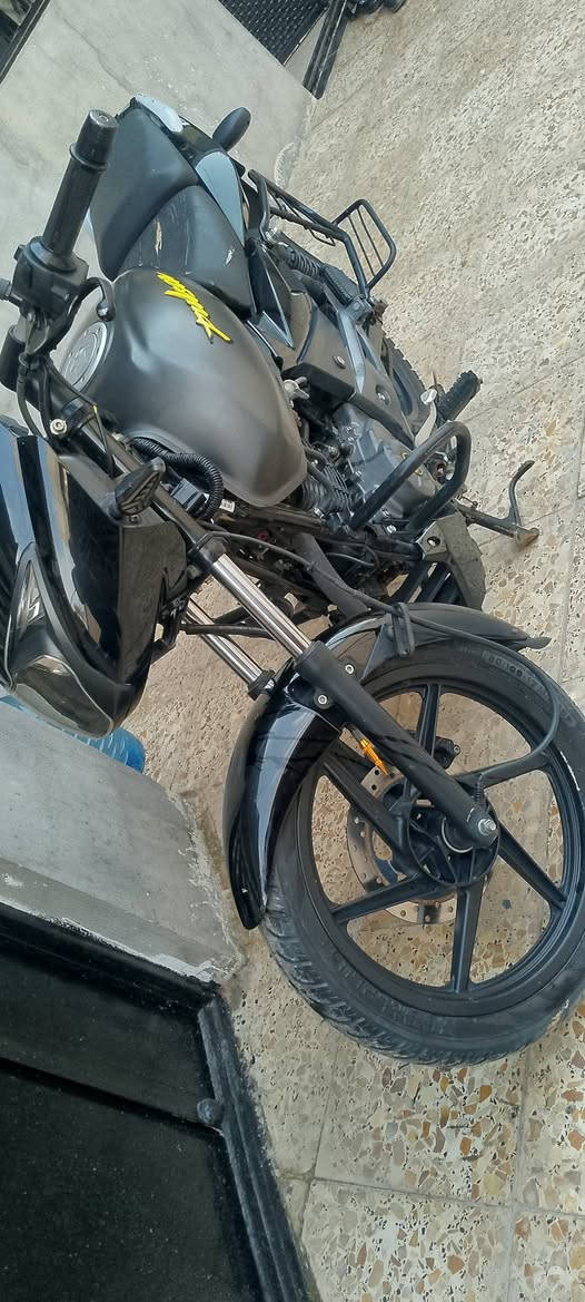 بولسر نيو 150 دراجه نظيفه كلشي بيه شغال ماشيه37 موديل21 
نقص كفر جانبي فقط بدون اوراق اكفلك كلشي تاخذها من البيت 
*********** المكان بغداد الراشدية مقابيل الحسينية السعر  مليون وترهم مراوس اب ايراني فوكاها فرق
