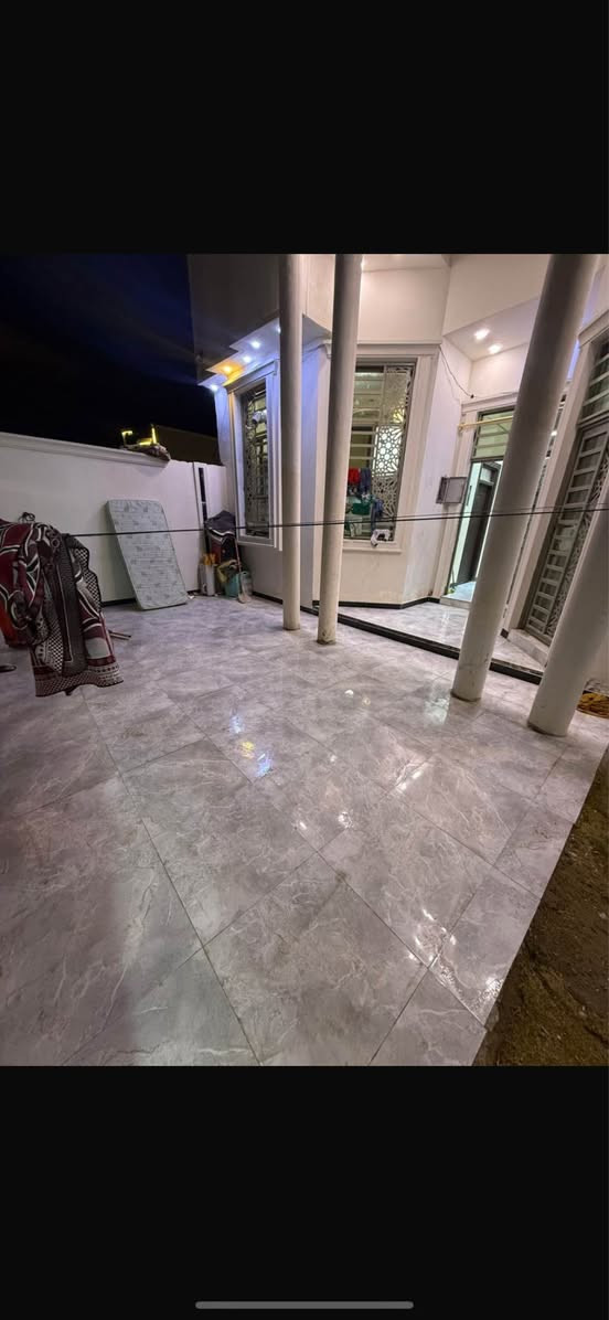 #سلام عليكم ⁉️👋 

#دار سكن للبيع طابقين 🏘️ 
بناء حديث 
على شارع تبليط 10 متر 

#المساحه 200 متر 

#يحتوي البيت على أربع 4️⃣ غرف منام 
2️⃣ جوه و 2️⃣ فوك 
#و صالتين كبار 
#و ديوان 
#و مطبخ و مناور و صحيات داخلي و خارجي 
#و كراج سياره 
#و حديقه 🌿 

#العنوان ابي الخصيب منطقه كوت الحمداني قرب المحكمه الجديدة 
موقع خرافي 100 متر عن شارع  السايدين مال المحكمه 

جنس العقار :: طابو زراعي عراقي مضبوط ١٠٠٪؜ راعي لارض موجود نفس المنطقه 
حي يرزق 

السعر 170 مليون و بي مجال 
لتواصل*********** البصرة, العراق
