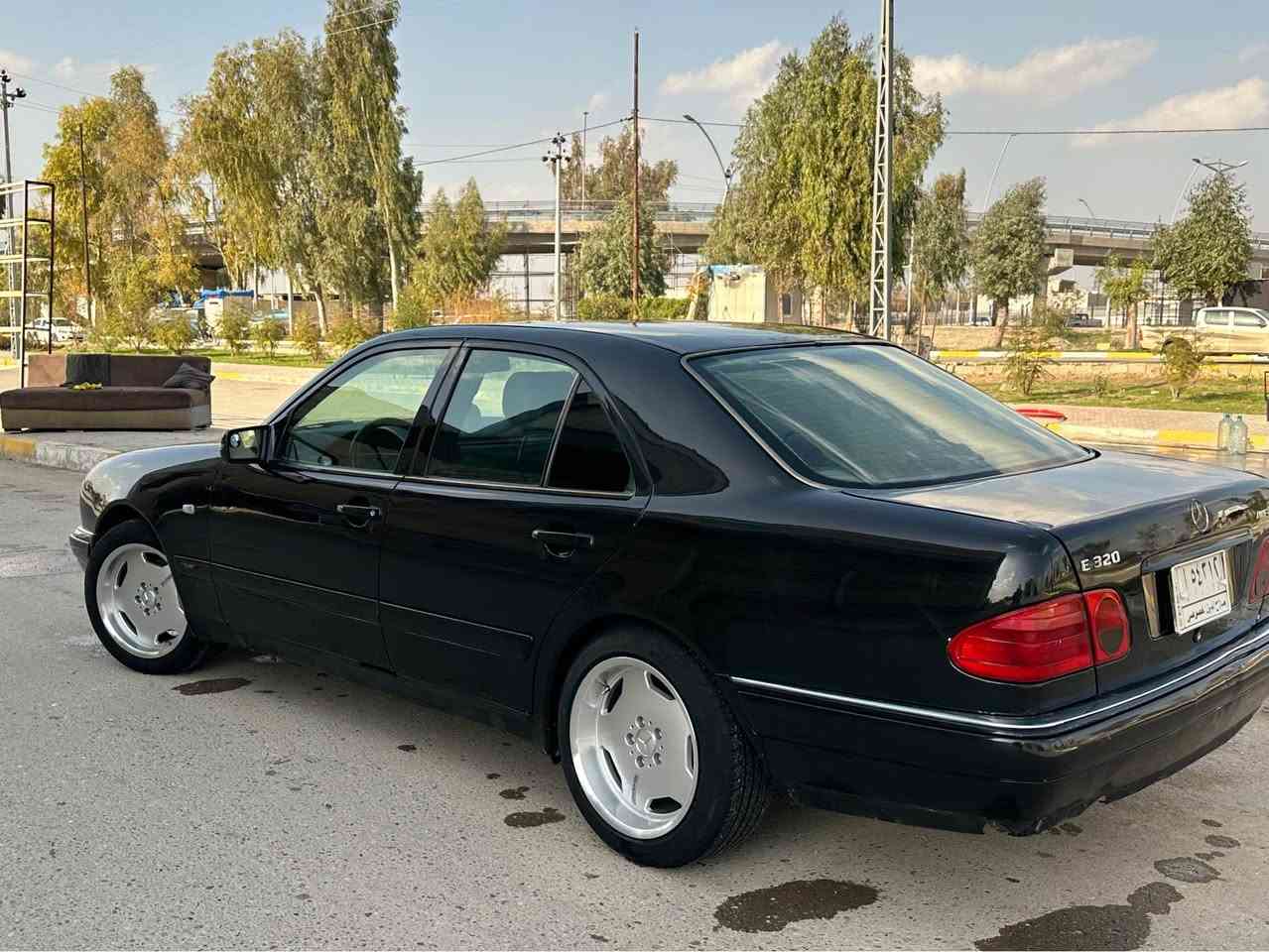 مارسدس e320 
محرک v گیر D4
مودیل ١٩٩٩ فول مواصفات سلایت کشن جلد نظام تراکشن سیارە amg بلادی فول فول سیارە ماملعوب بیها کلە عالبلادسیارە مصبوغ عام سقف بی شویە معجون بال خلف ابیع مگلوب
محرک کیر کهربایات تبرید تدفئە تحویل کلە بشرط
*********** Singapore
