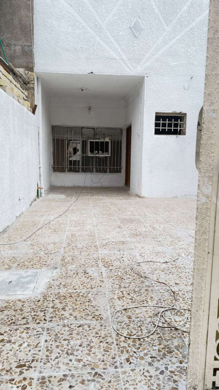 السلام عليكم بيت بالبنوك حي سومر قرب مستشفى الشعب وكلية الرافدين/
مساحة ١٠٠ متر واجهة ٤ ونص نزال ٢٢ وربع 
محدث صبغ وأرضيات 
يحتوي ع طرمة واستقبال ومطبخ وصحيات طابق اول / الطابق الثاني غرفة نوم وسطح 
للأستفسار الاتصال / ***********
