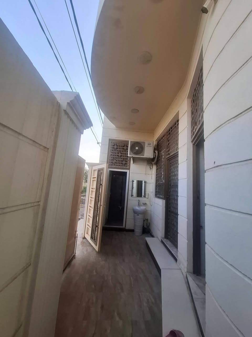 دار سكن  للبيع 🏠 
⭕العنوان : أم الخيل الثالثة
    قرب المركز الصحي
⭕شارع 40 الفاصل أم الخيل الثانية والثالثة

⚪طابقين 
⚪بناء حديث

المساحة : 100م²
الواجهة : 10 متر✅
علمأ الدار مطلوب صندوق الاسكان 20 مليون

  ⭕التفاصيل⭕
غرف نوم عدد3/صالة عدد2/ استقبال / مطبخ /
مجمع صحي عدد3
-----
                          المراجعة 
     ♦️♦️♦️مجموعة باسم الشمري♦️♦️♦️
      ♦️♦️للاستثمار والتطوير العقاري♦️♦️
____
للأستفسار الاتصال على📲
قسم المبيعات 📠
***********📱
***********📱
