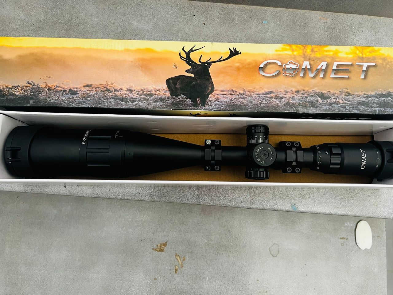 العلامة: COMET
الفئة: Professional Airgun Optics
الاستخدام: بنادق هوائية (PCP – سبرنغ – غاز رام)
أبرز المواصفات الظاهرة:
عدسة أمامية كبيرة (غالبًا 50–56 مم) → تعطي إضاءة أفضل خصوصًا آخر النهار 🌅
زوم متغير (واضح من حلقة الزوم) مناسب للرمي من مسافات قريبة إلى متوسطة
برج ضبط علوي للارتفاع
زوم 6*24*44
 (Elevation) + جانبي للانحراف (Windage)
جسم ألمنيوم قوي، ومذكور على العلبة:
مقاوم للصدمات
مقاوم للماء والضباب
مملوء نيتروجين (Nitrogen Purged)
يأتي مع حلقات تثبيت جاهزة


**إذا كنت صاحب هذا الإعلان وتريد حذفه لأي سبب، رجاءا أرسل رسالة إلى الدعم الفني**