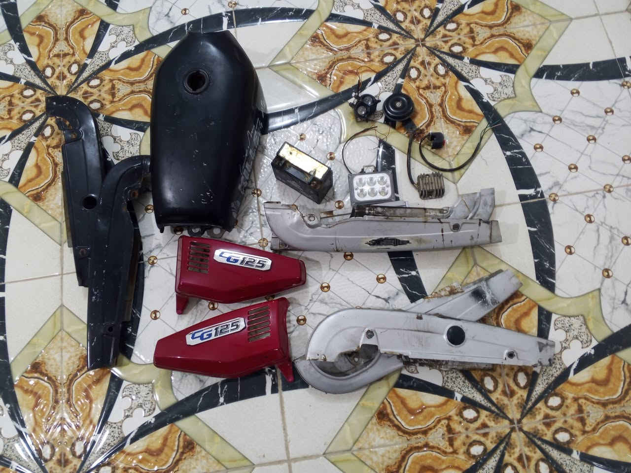 السلام عليكم
دراجة نامة امتياز للبيع دراجة موديل 23
ويلة البلاد موجود بس شاد مال بارت الة
دراجة كلك اكفلك عشائر والمكينة مفتوحة ونضيفة شرط لاتنقيص ولاتبخير ضفيرة كهربائيات تشتغل كلة اشاير بك لايت كلشي مشتغل بية تواير جدد سنجيل جديد وياها غراض للبيع 
1 تانكي موشم هو وصينية لون اسود 15
2 كتف هو وباتري 5
3 بلاجكتر+ لايت بومة 4
4 هورن 2
5 صفاحيات لون احمر 2
6 صياني عدد 2 يعني زوجين 7
7 ويل بارت نضيف كدام عينك20
سعر دراجة 450 وبيها مجال للطيبين 
ذي قار قضاء الدواية ***********
