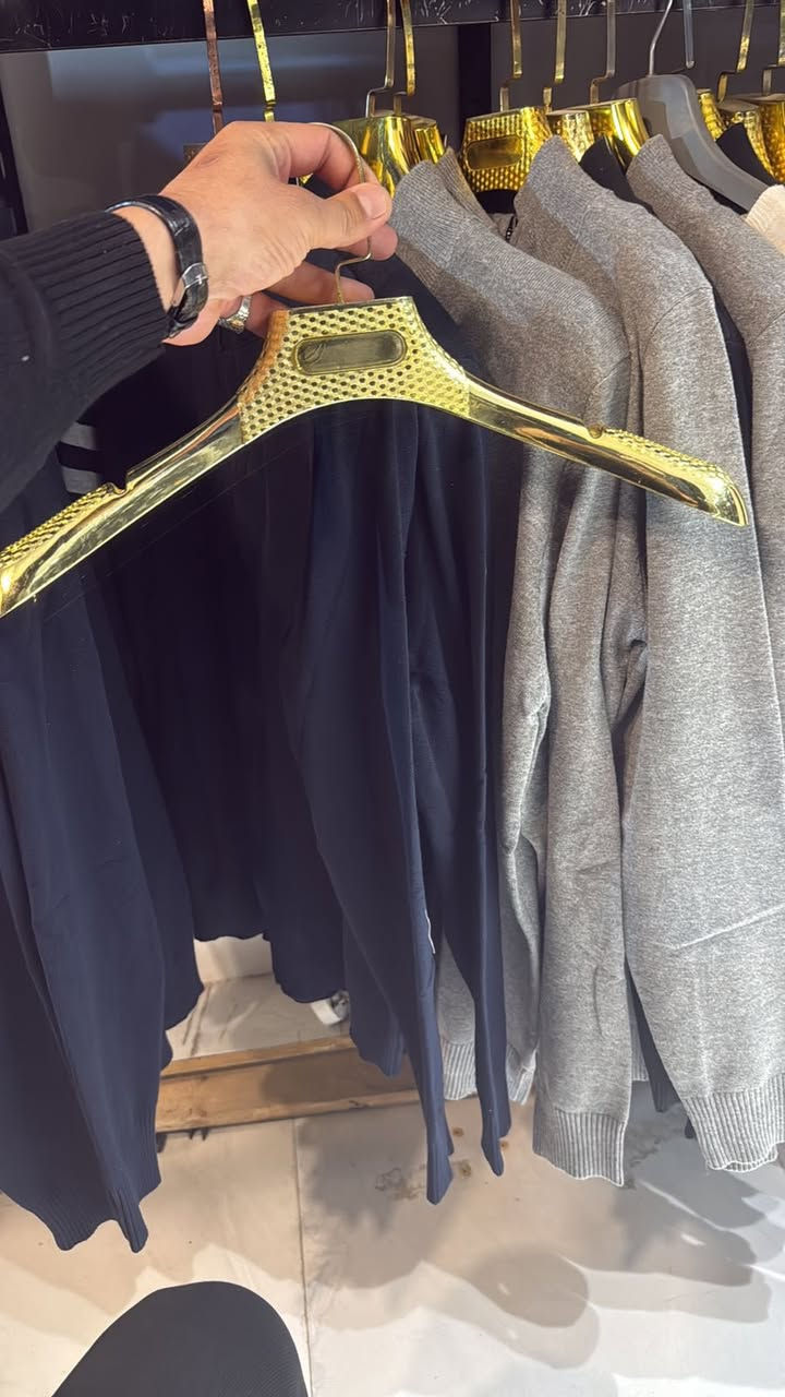 السلام عليكم
محل كامل بجميع اغراضه مثل 
مليكانات رجاليه عدد٤ 
تعاليك بديات وتراكات وبناطير 
ستاندات عدد٣ سراوين 
كرسي دوار جلد 
سكك
بواري 
ايي.ديكور كامل يخص التعاليك 
البضاعه المتوفره بالمحل 
بناطير جينز 
بجايم 
بديات شتائي وصيفي 
تراكات صيفي 
برمودات 
قماصل 
للبيع جميع القطع المتوفره داخل المحل بيعه كامله 

عنوان المحل: بغداد الشعله مدخل شارع ٦٠ ثالث عماره على اليسار متجر RSS 
رقم الهاتف:***********
